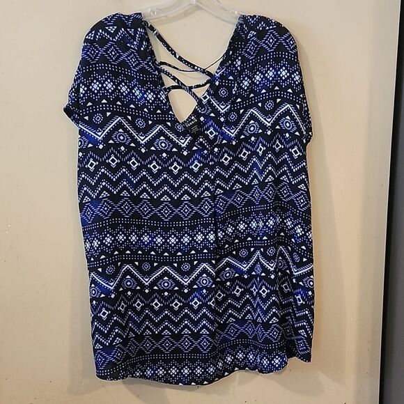 Beautiful Torrid top size, 3 - Picture 1 of 5